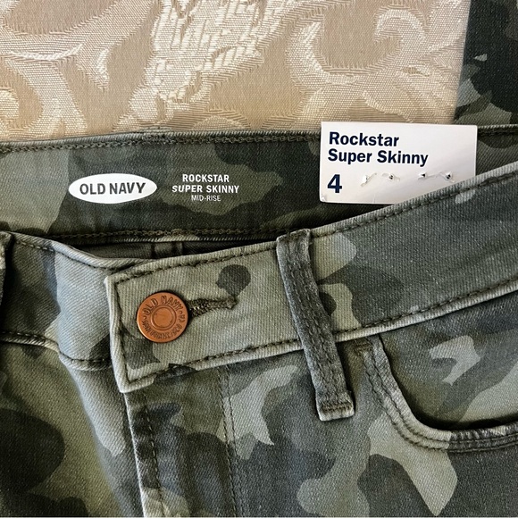 Old Navy Mid Rise Camo Rockstar Supper Skinny Jeans, size 4 - Picture 3 of 6